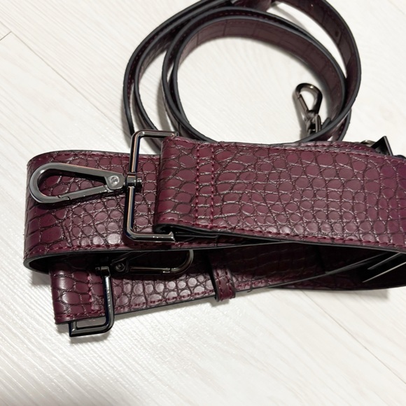 Elegant Croc-Embossed Suede Crossbody Burgundy Flap Ring Hardware 2 Straps - Picture 13 of 16